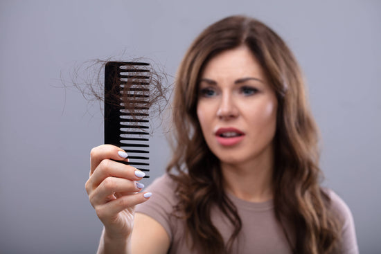 El impacto del estrés en la caída del pelo explicado por una doctora